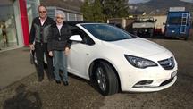 Herr und Frau Schneitter aus Lommiswil mit ihrem Opel Cascada